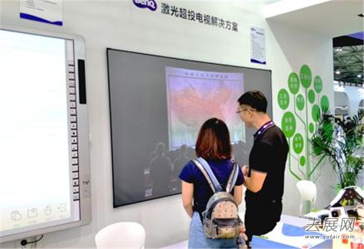 国内首款“VR英语学习机”即将在上海教育装备展登场!