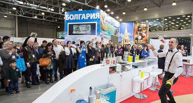 「莫斯科旅游展」大批观众在中国展台前驻足