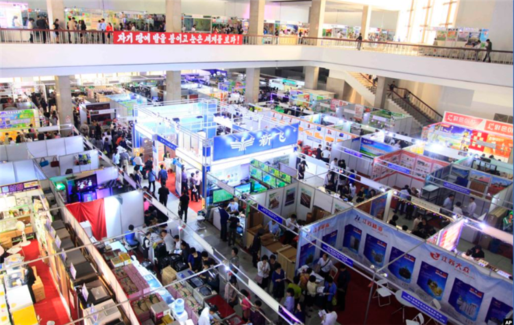 朝鲜举办春季商品展,吸引450多家企业参加