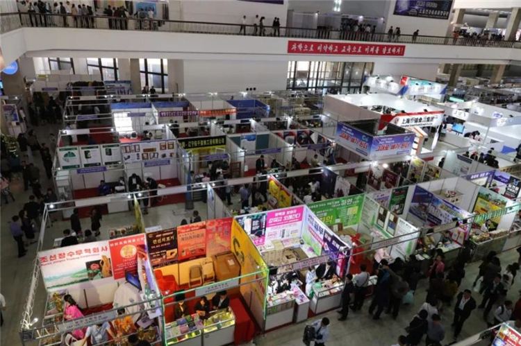 朝鲜春季商品展吸引了大批朝鲜民众参观采购